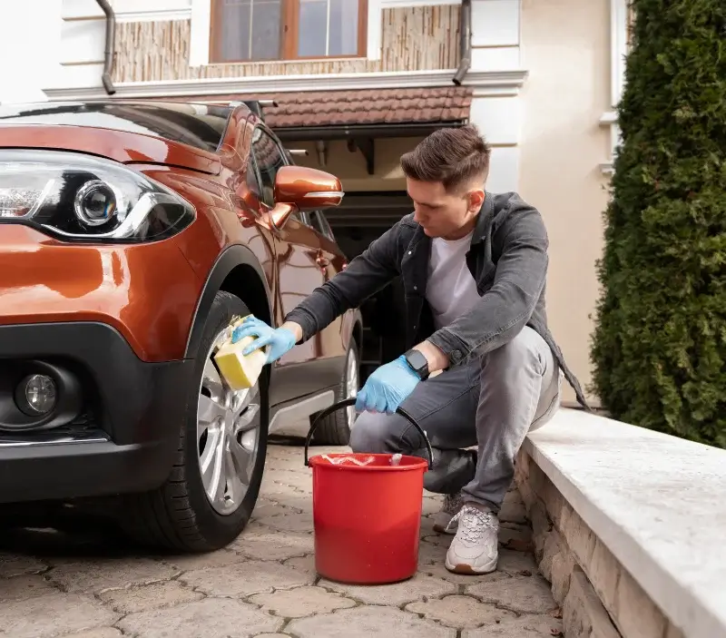 Lavage auto à domicile Fontaine-la-Rivière : professionnel intervenant sur un véhicule
